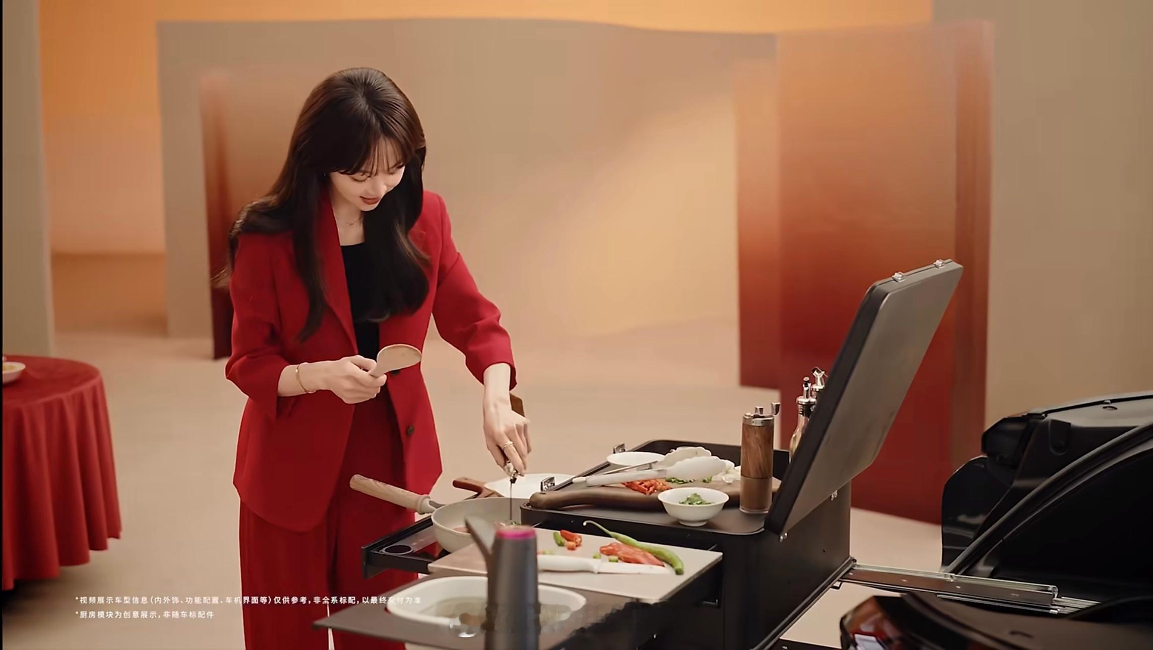 姜妍居然和零跑合作了！还是在D19的前备厢做菜！初次知道姜妍厨艺不错还是在201