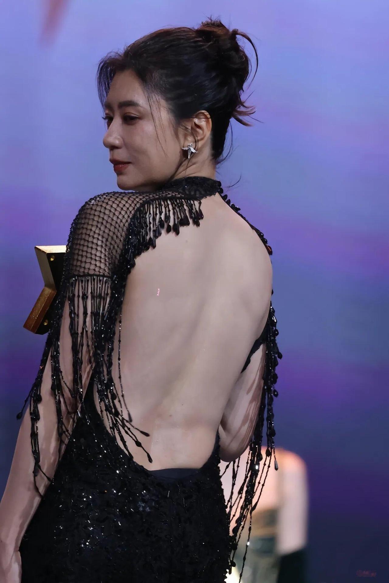 51岁贾静雯走秀，身材依然婀娜，让人浮想联翩