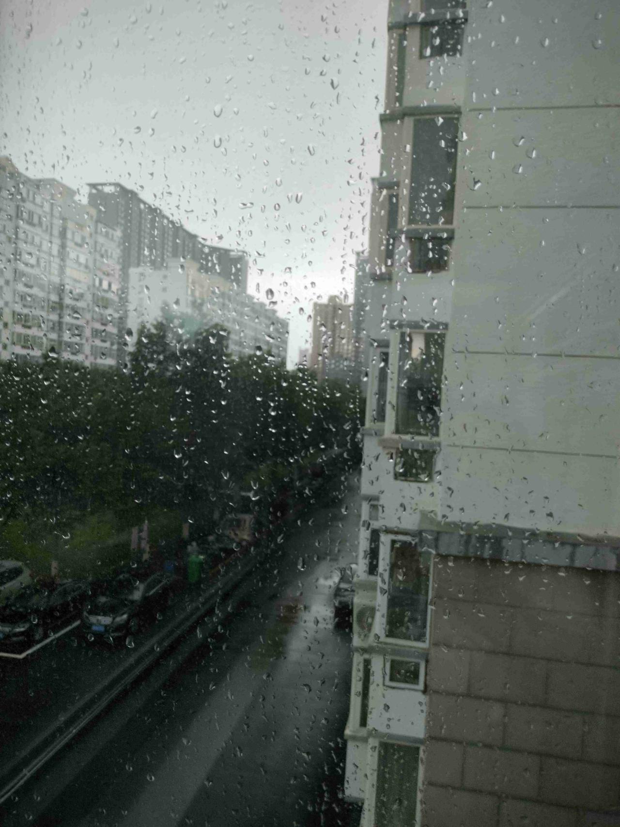我的今日状态：😁轻松愉快
我这里的天气：🌧下雨