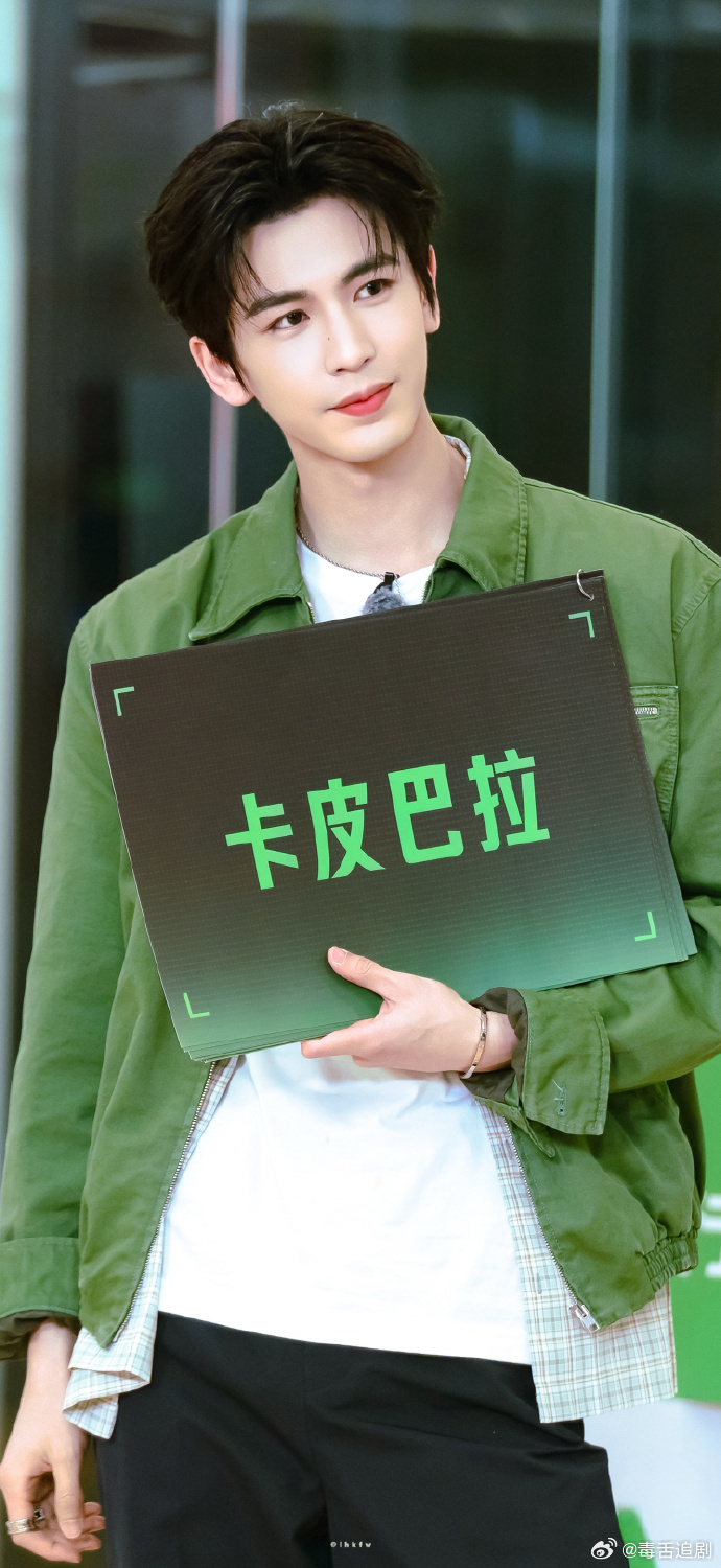 张凌赫比心好标准  张凌赫萌萌比心 《再开始推理吧》线下录制路透曝光，等候间隙粉