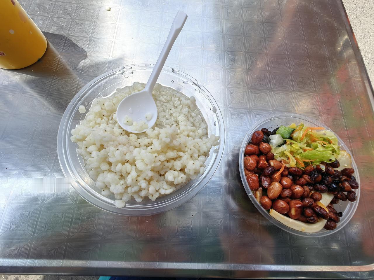 午餐与早餐一样，但是血糖值终于降低了晒图笔记大赛午餐，我还是点的高粱米水饭小咸菜
