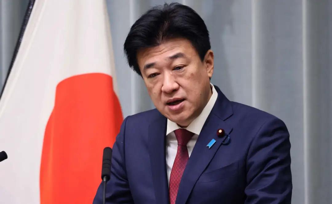 特朗普25日的电话终究没能按住东京的躁动。当《华尔街日报》曝出特朗普训诫日本极右