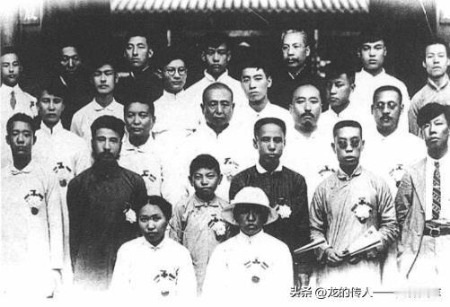 周恩来(四排右二)等被捕代表出狱后合影。