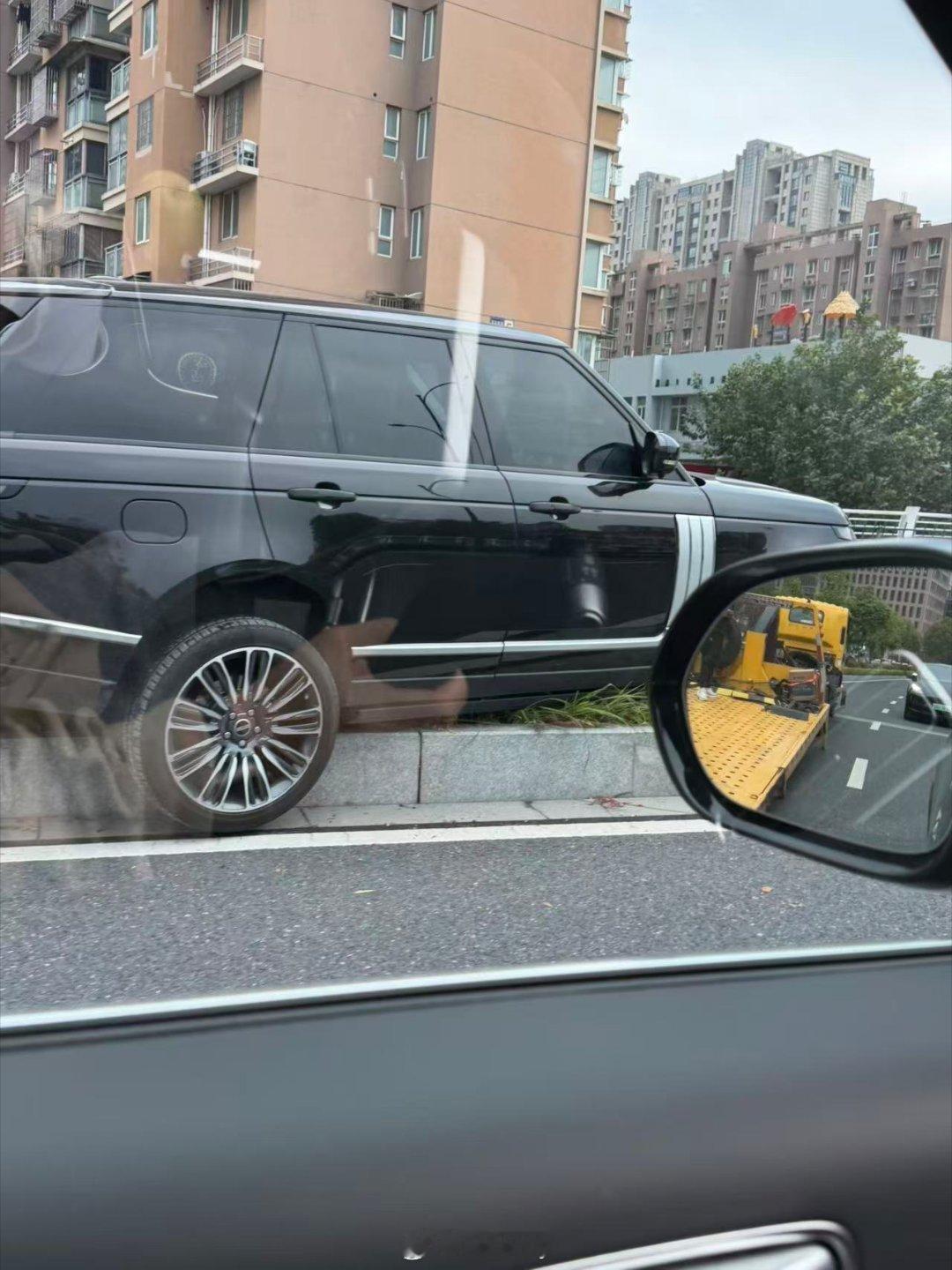 路虎大哥没睡醒？直接骑到绿化带上了。