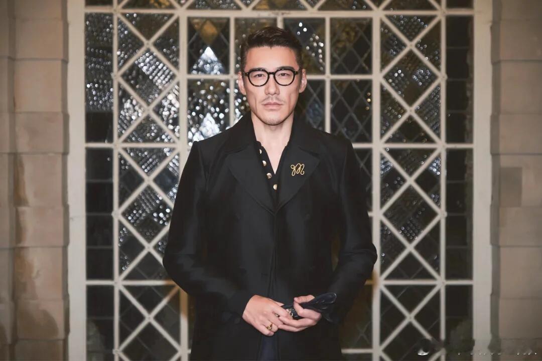 胡兵的秀场办到好六街  你好星期六好六街瞬间变身时装周现场，胡兵一登场，格调直接