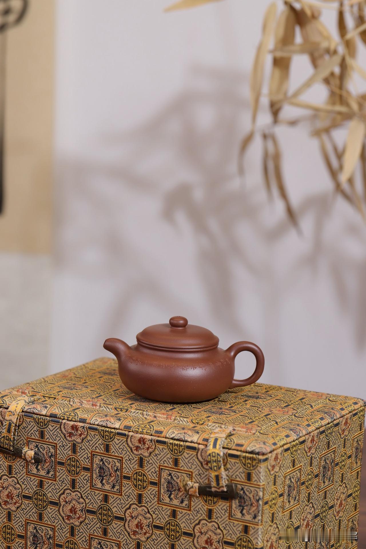 仿古｜实用器
原矿底槽清|容量140cc
浑圆的壶身壶钮，古朴自然，出水爽利！充