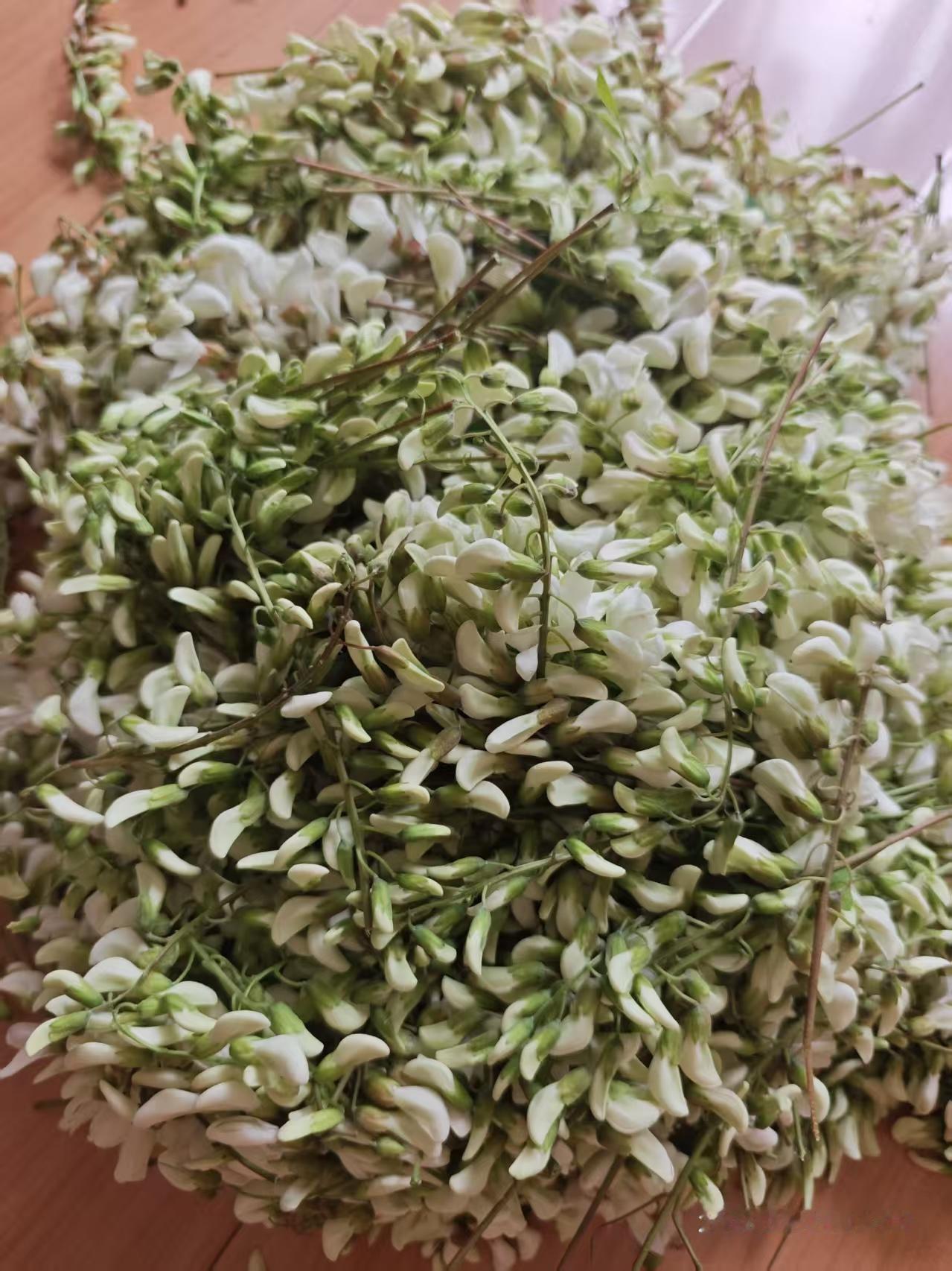 说起吃花，我这个西北老太太没怎么吃过花，吃的最多的就是槐花了。昨天跟着一群户外的