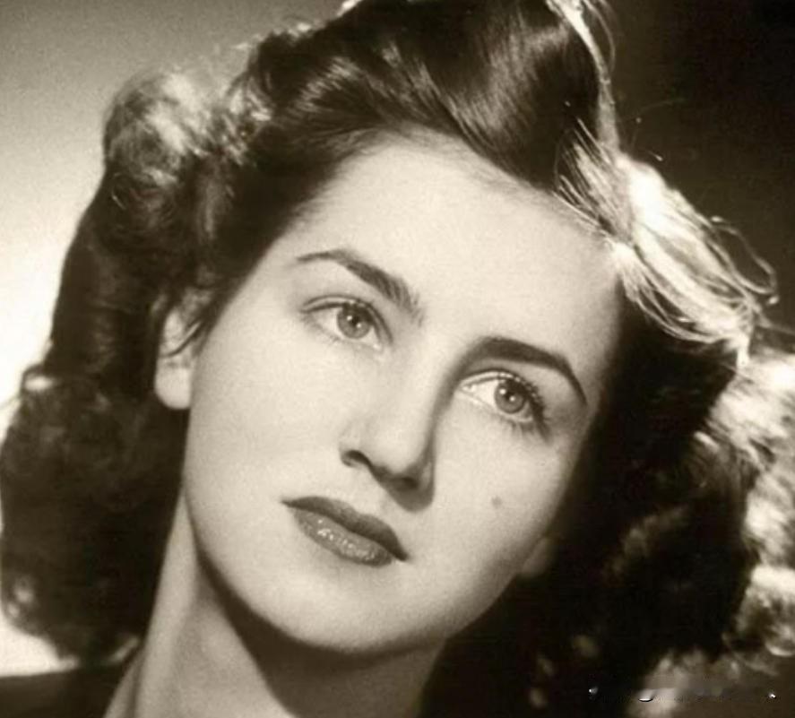 1943年，62岁的毕加索带着情人去吃饭，看到隔壁桌有个年轻的、蓝眼睛的女孩。毕