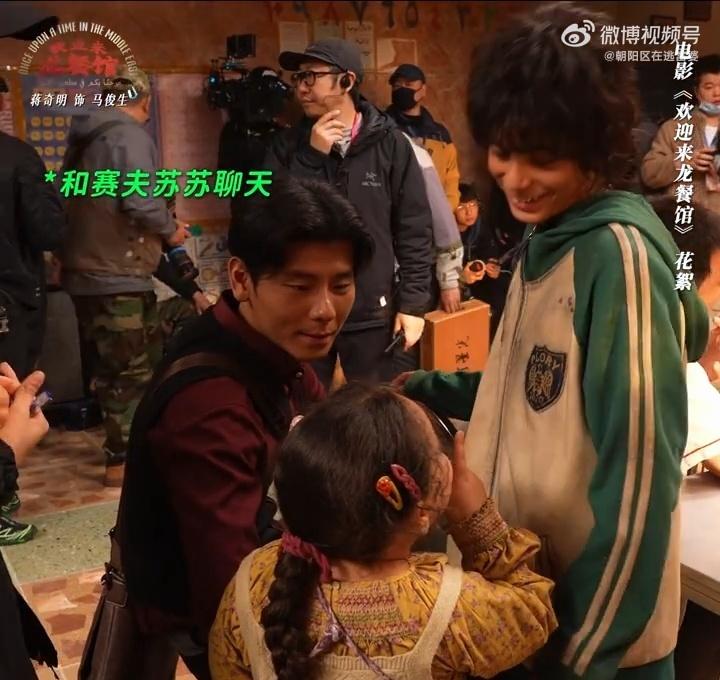 蒋奇明温柔细心陪着小孩玩耍，沈腾主打随性欢乐，二人带娃画风反差感十足 ​​​