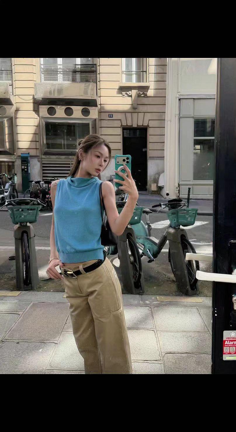 📸 蓝衫撞进巴黎老巷，单车是流动的诗行🚲。光影裁剪着慵懒，每一帧都是恰好的自