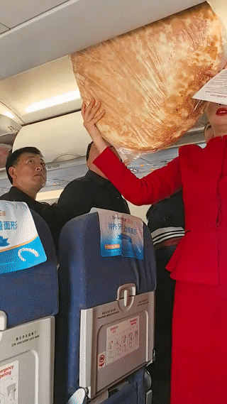 这位大哥乘坐高铁竟然带了好几斤的大饼？
这可把乘务员小姐姐给整懵了？