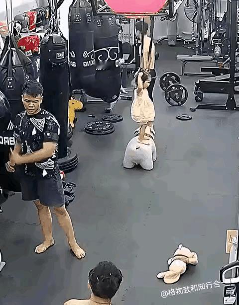 画面中的这个小朋友，身体素质真是太好了，这就是天生的神力，有了这样的先天条件，有