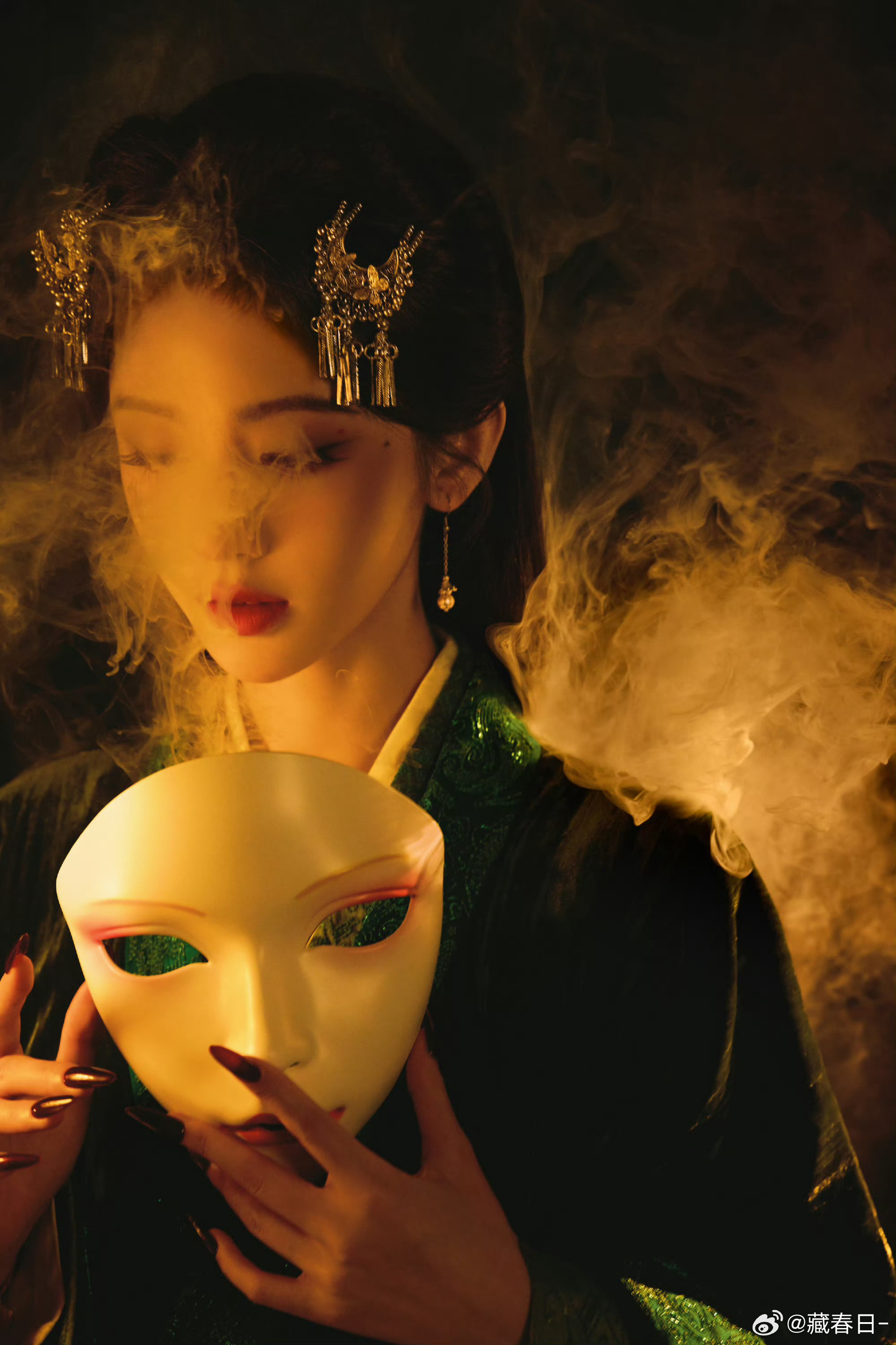 鞠婧祎露芜衣这套绿袍好适合拍个阴湿女鬼变装，手里还有面具，更适配了，面具之下是更