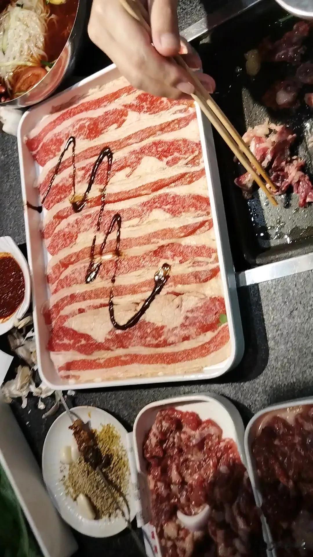 齐齐哈尔烤肉，那真的是名不虚传，“烤串，烤肉就是香”这句话在这儿得到了完美印证。