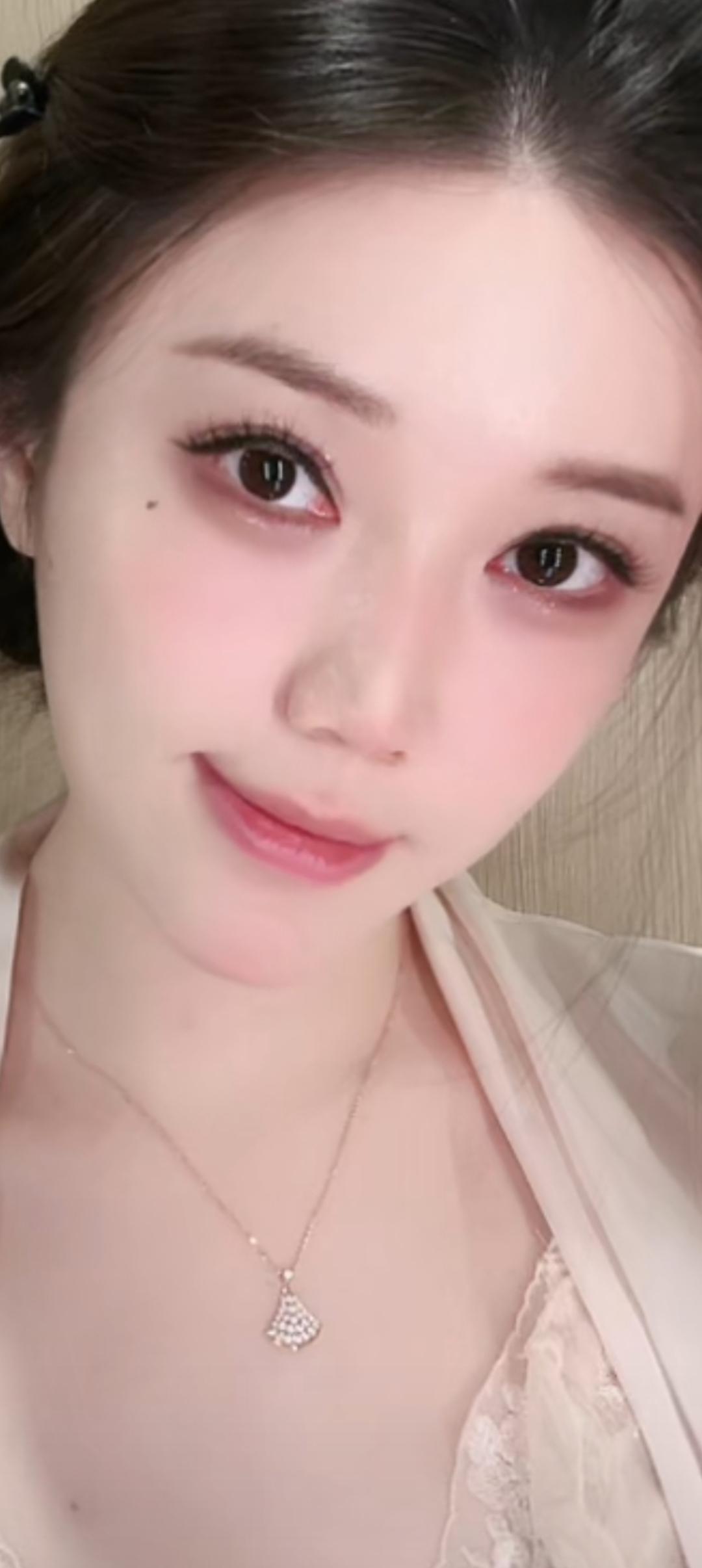 这姑娘妆容精致，笑容甜美。