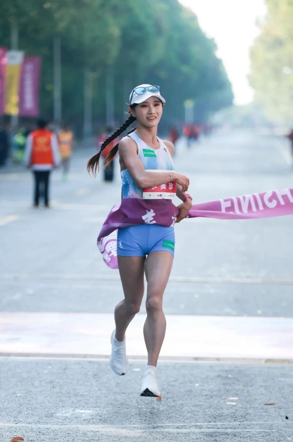 李美珍无锡福地再次封神！以32分57秒领跑全场，强势拿下无锡10K精英赛冠军！