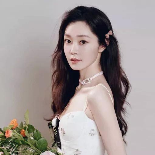 优雅的白裙，花环点缀，浪漫氛围少女感花环 梦幻花环造型 法式花环少女 仙气花环编