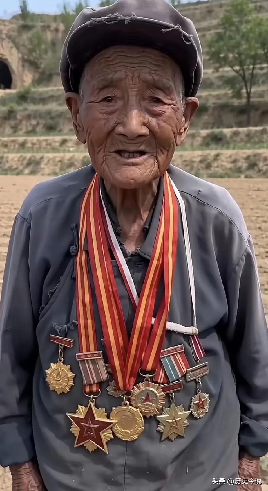 我是一名抗美援朝老兵，今年已是105岁高龄。
当年年少从军，扛着钢枪奔赴前线，在