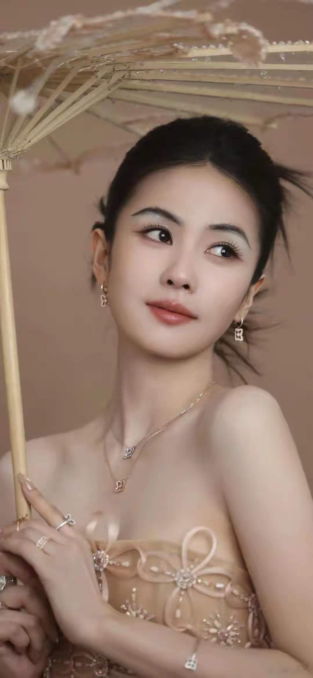 1.白鹿其实从2021年就开始为独立铺路了，当时还在拍《周生如故》，她就悄悄注册