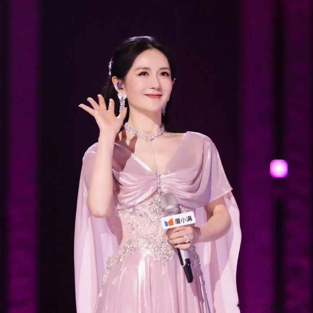 谢娜如今无论接什么工作，都显得特别自信，似乎觉得粉丝一定会支持她。自信本身当然是