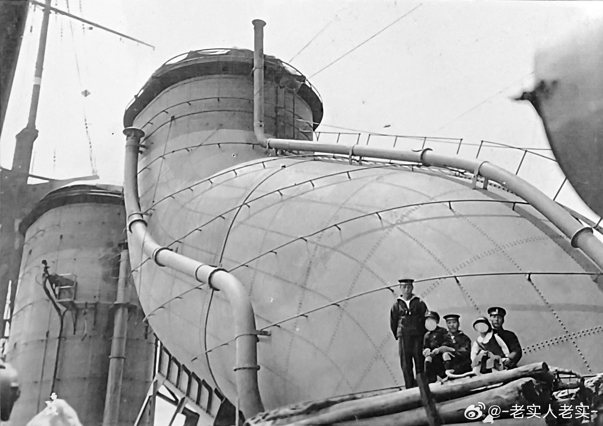 刚刚完工不久的长门号战列舰弯曲烟囱特写，这个角度看真是巨大。弯曲烟囱也成了日本海