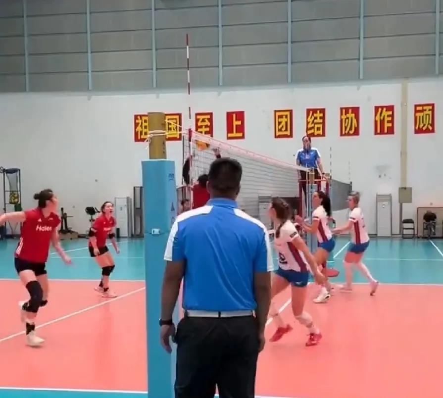 中国女排与捷克女排的热身赛，
中国女排大比分4：1胜。
这也是正赛前（6月3日）