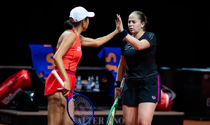 WTA500斯图加特站双打决赛，头号种子张帅/奥斯塔彭科1-6、1-6不敌4号种