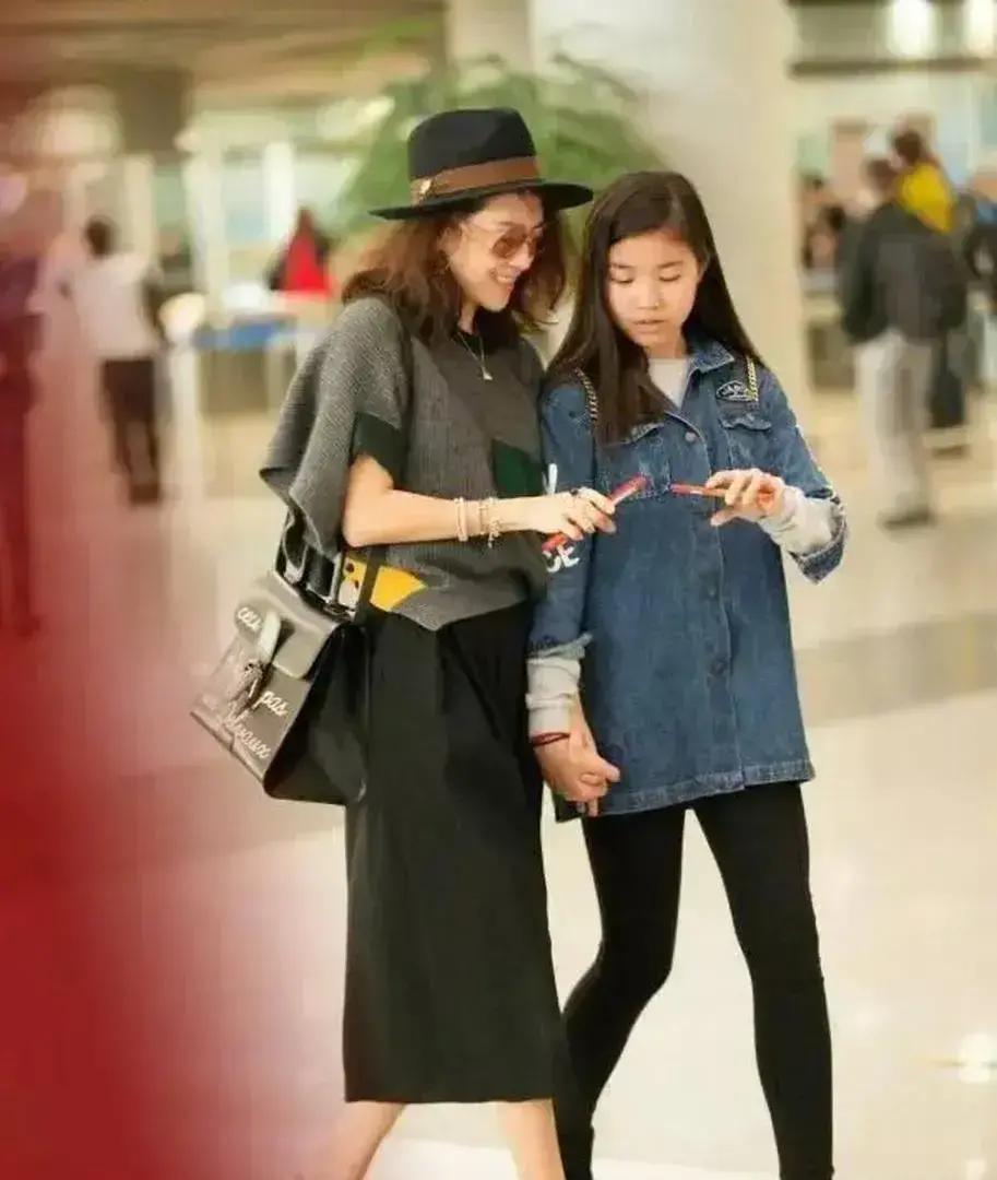 章子怡被16岁继女“逼到墙角”，我却想鼓掌。
 
机场送别镜头抓到一个细节：汪峰