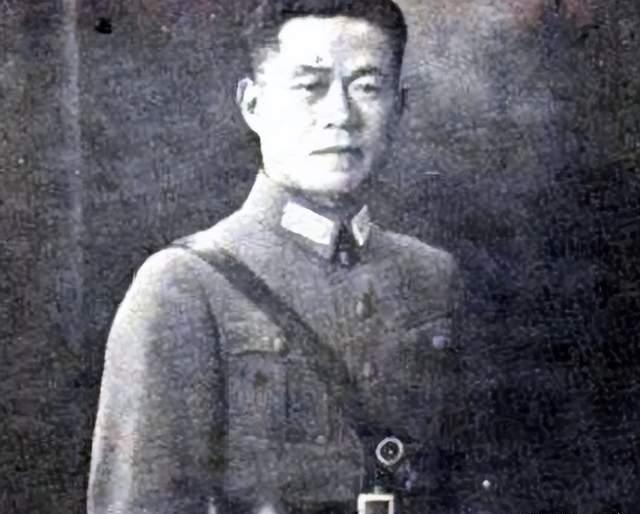 1949年，国军中将邱清泉战死后，他的妻子叶蕤君来不及哀痛就慌不迭地带着孩子们南