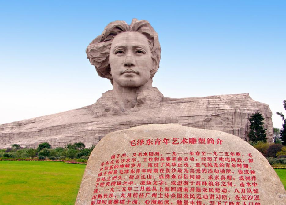当一群没摸过枪的人设计战场，没种过地的人规划农村，没进过工厂的人制定工业政策——