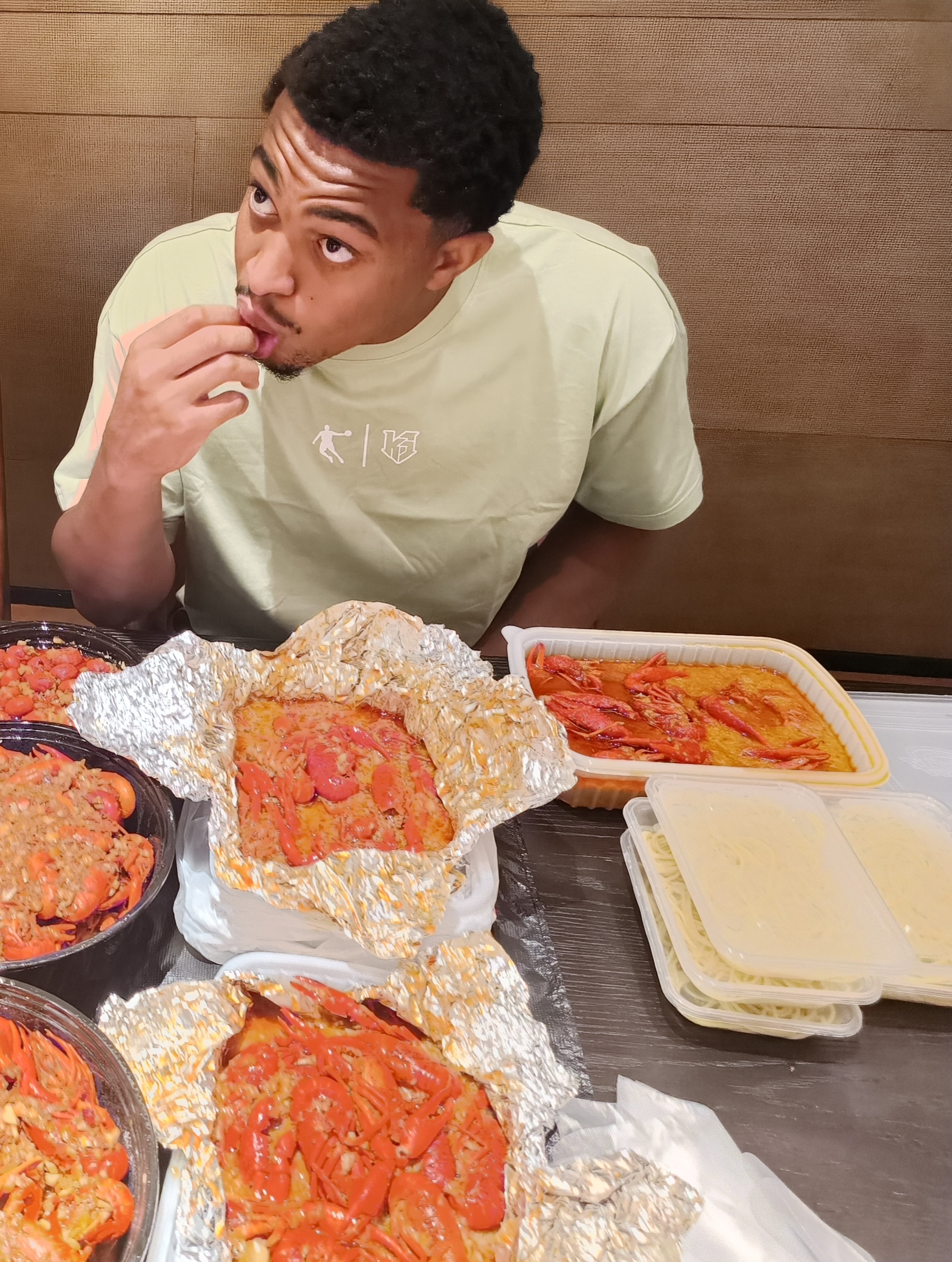 恭喜全NBA最爱吃小龙虾的凯尔登约翰逊拿到今年的最佳第六人，马刺队本赛季收下的第
