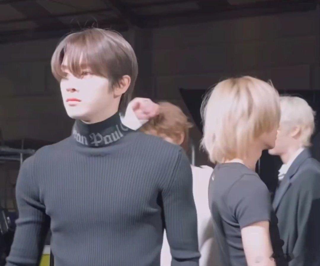 郑成灿圈住的是朴元彬，也是他的是世界 