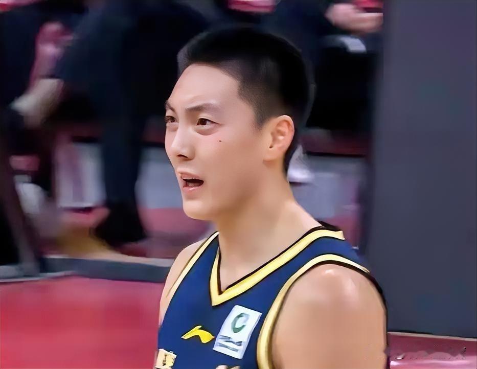 太意外了，胡明轩落选国家队对阵小日子12人大名单，郭士强这次压力山大。
国家队公