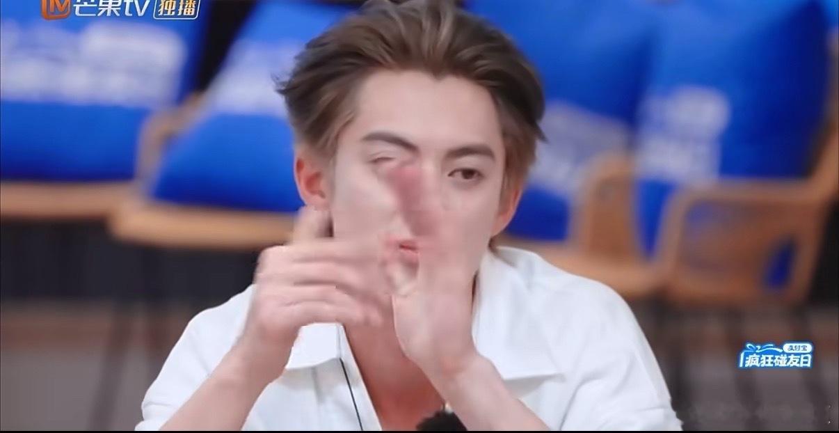 王鹤棣亲爱的客栈 看到王鹤棣以自身为例劝导父女 这段，突然被狠狠治愈到。 