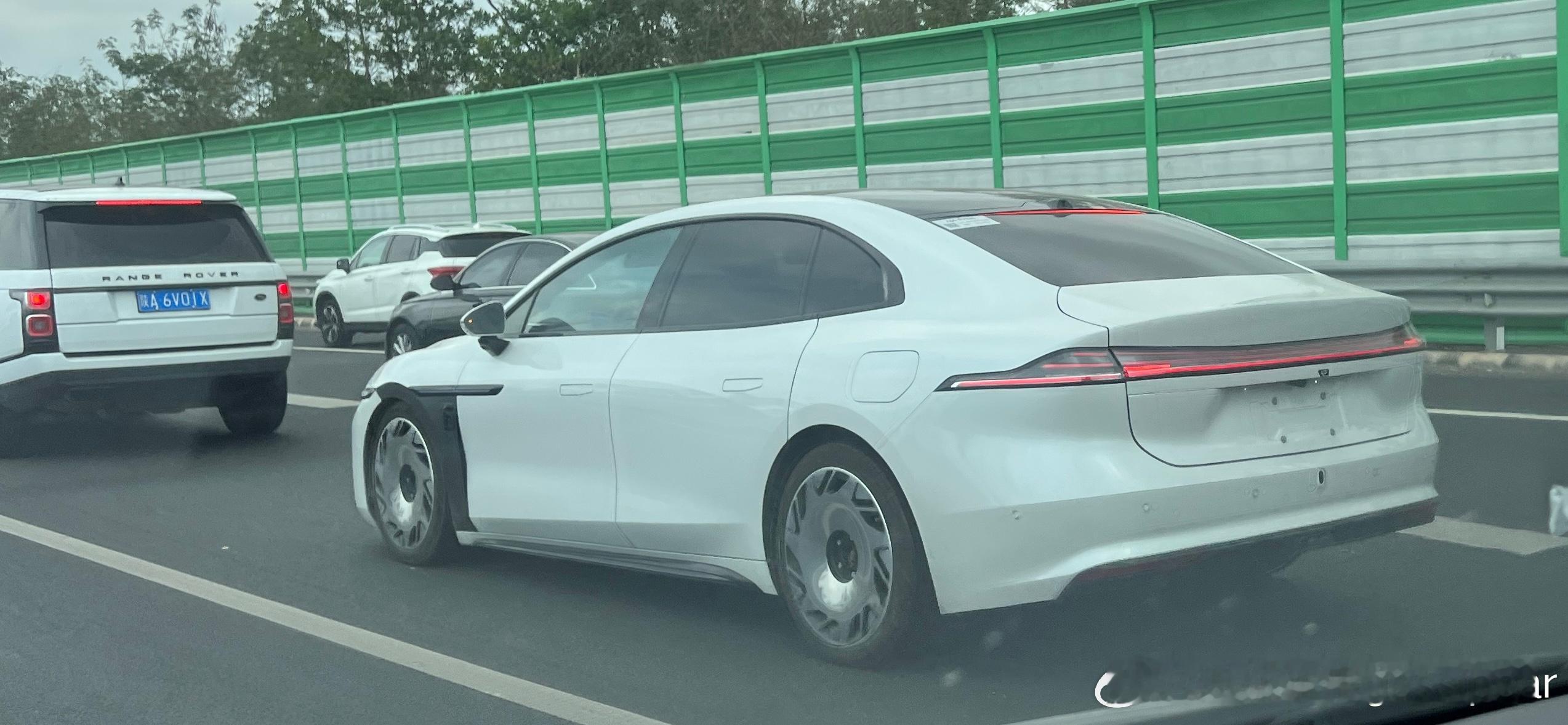 今天才想起，年初六在高速堵车看到全新昊铂A800的测试车。计算一下时间，估计它也