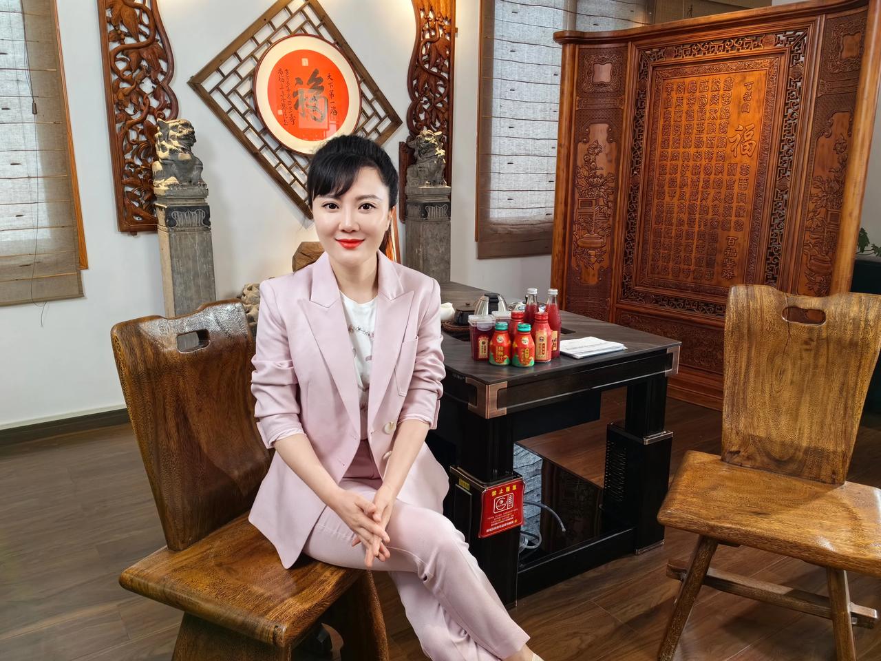 今天探访的是我家喝了很久的杨梅汁的生产企业，太巧了！无巧不成书[心]
明天下一个