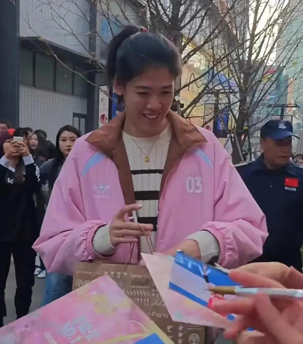 天津女排队长李盈莹现身沈阳出席阿迪达斯品牌推介活动。
应该说阿迪达斯品牌找对了人