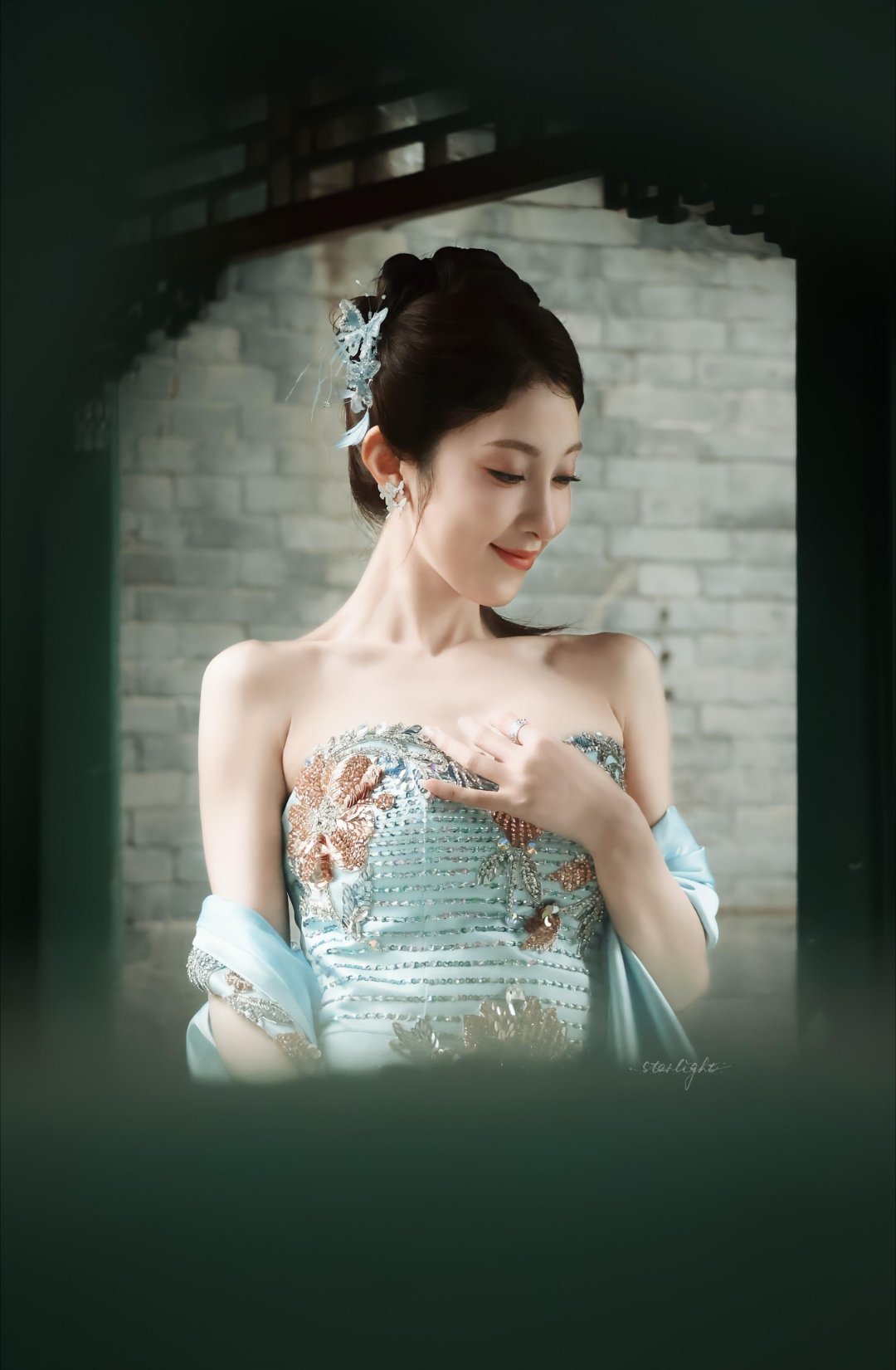 张小婉幻视嫦娥仙子张小婉银凤冠幻视嫦娥仙子张小婉这套汉服造型太绝了！银凤冠衬得人