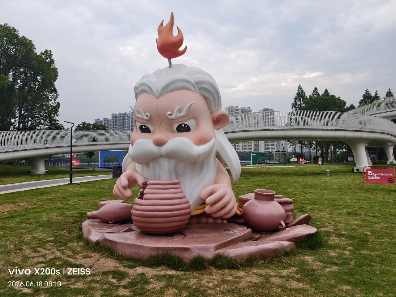 下图是现代人为炎帝当年研究药草治病的造型，像个老寿星，还真有创意，只要八方游客来