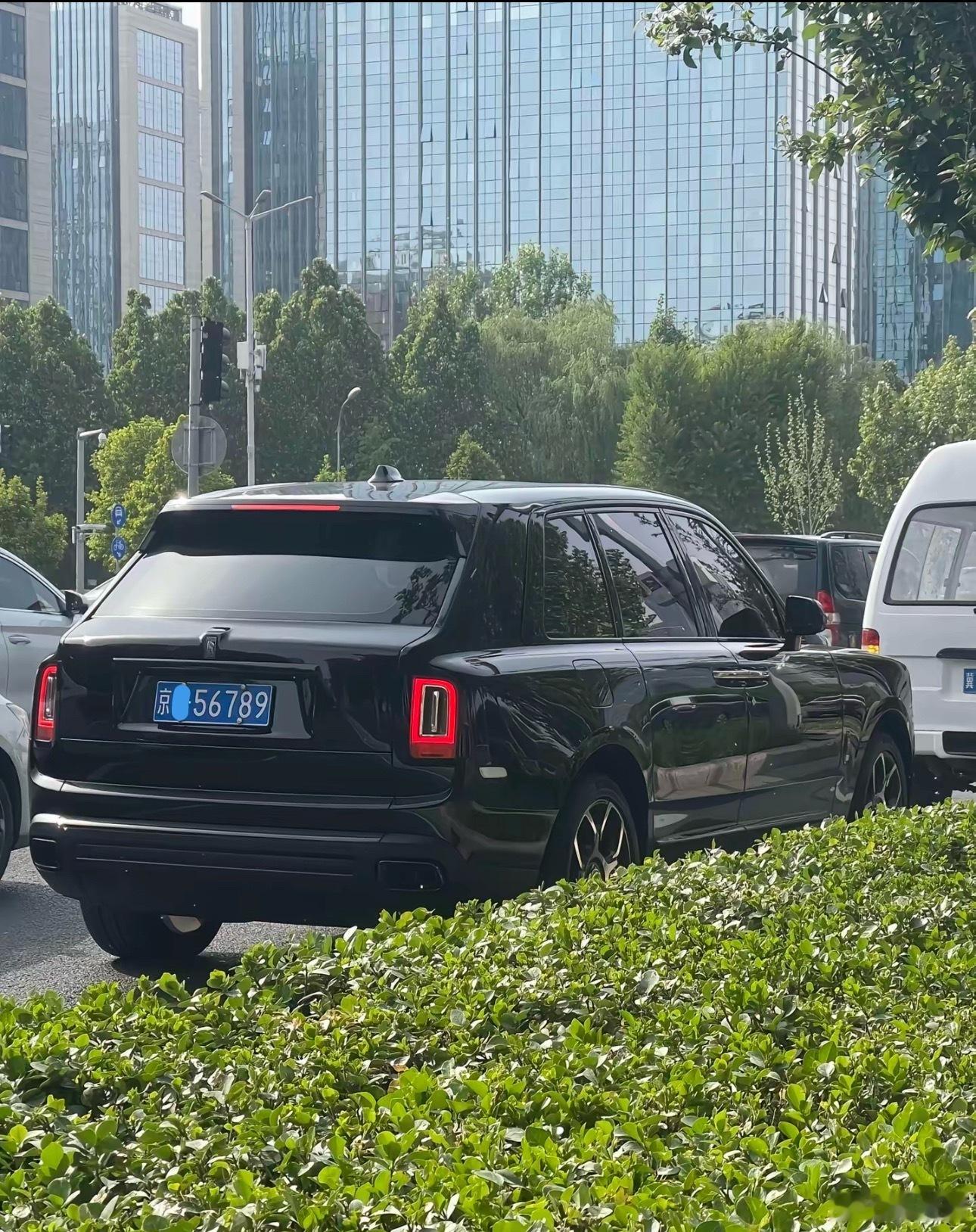 车帅气，牌更帅气，不知道这个车主平时生活中有没有什么烦恼