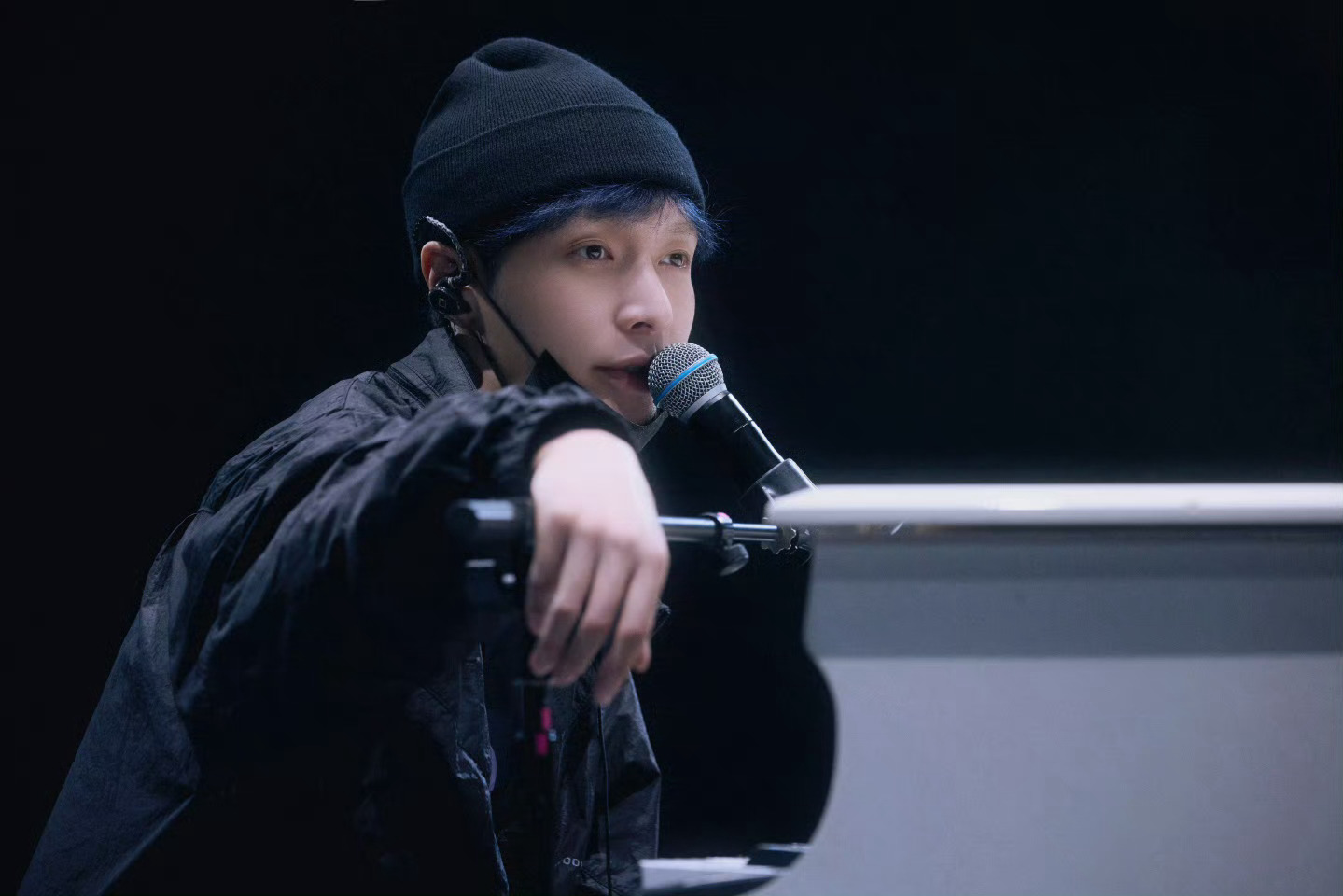 #张艺兴蓝发冷帽# 张艺兴工作室九宫格营业，张艺兴蓝发冷帽造型太帅气啦！今晚见[