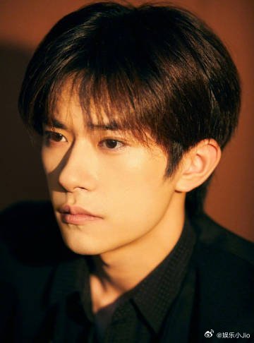 TFBOYS为易烊千玺的电影《狂野时代》宣传，11月22日，我一起去影院看吧！！
