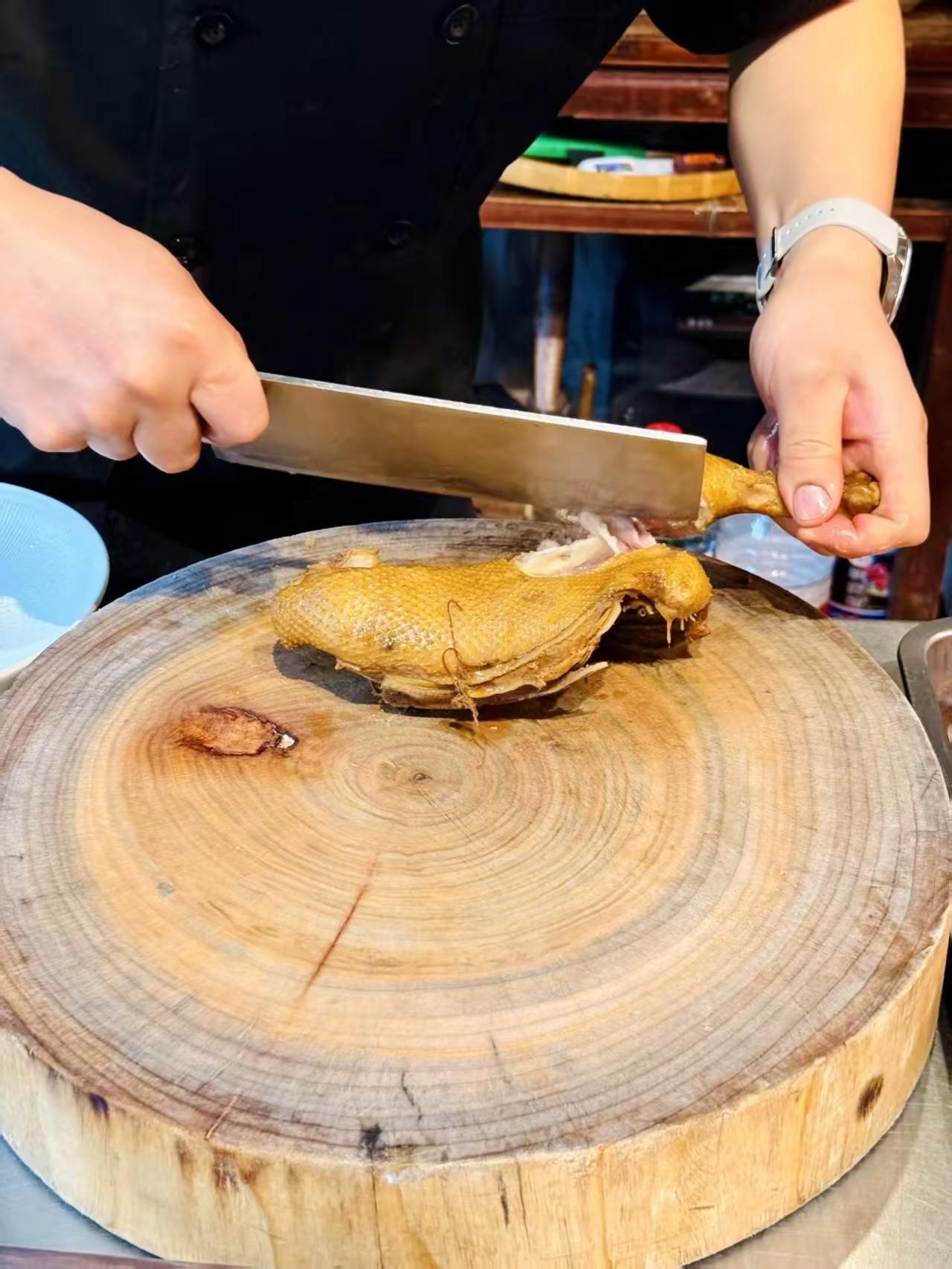 北碚这家汽锅鱼，真的没有土腥味。很多人不喜欢吃鱼就是怕土腥味，这家店完全不用担心