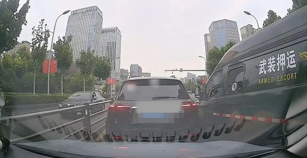 近日，有网友在社交平台发出数张视频截图称，在山西省临汾市市区某道路上，一辆车身标