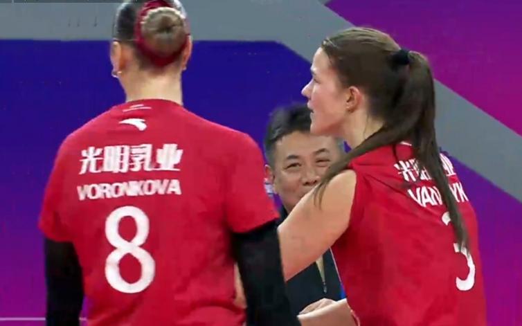 排超联赛第12轮，上海女排在主场以3-0横扫了天津女排。
比赛结果在预料之中，毕