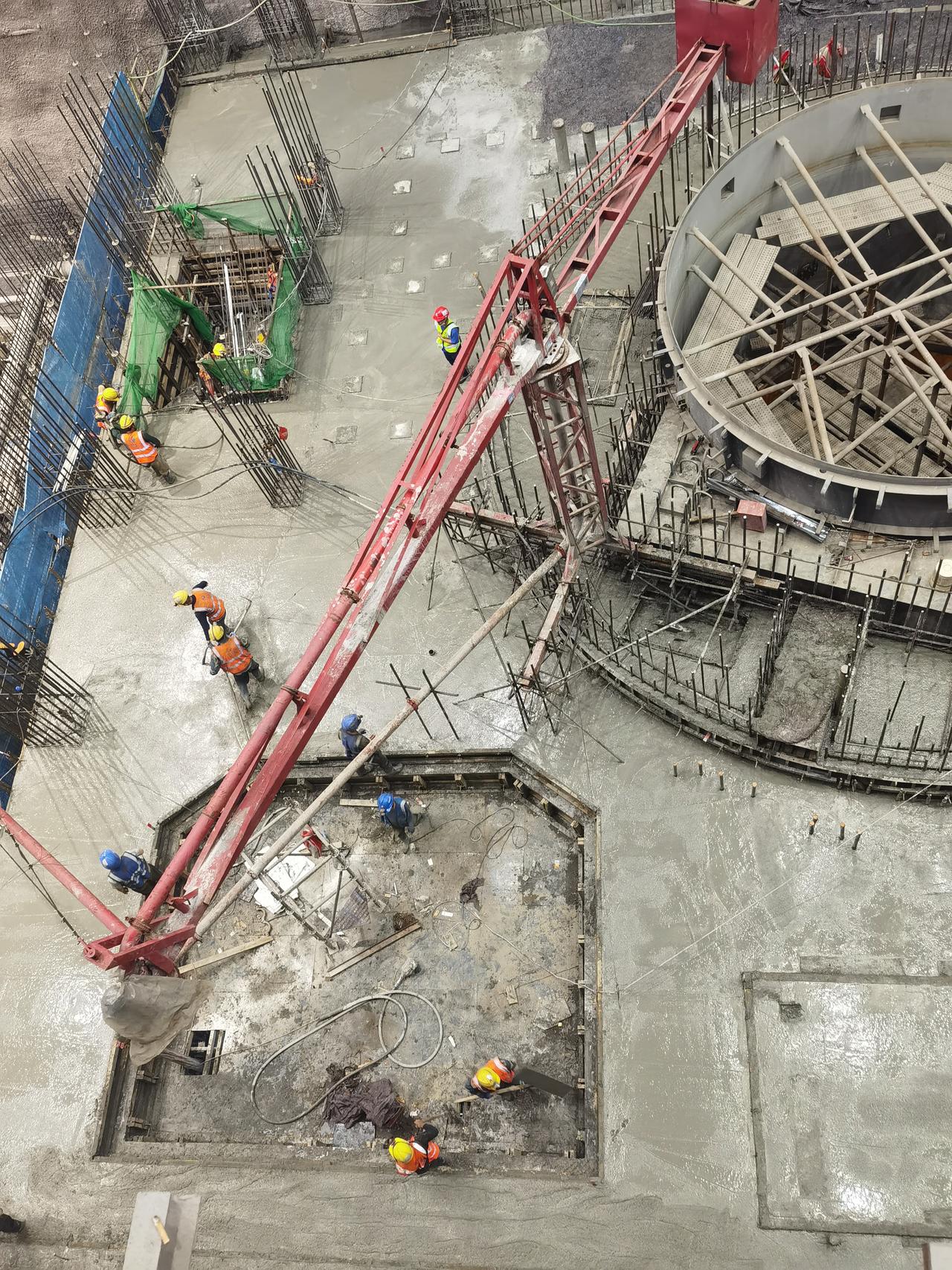 工地上工人们正在忙碌地浇筑混凝土。建筑行业，要使房子使用寿命延长，混凝土的施工质