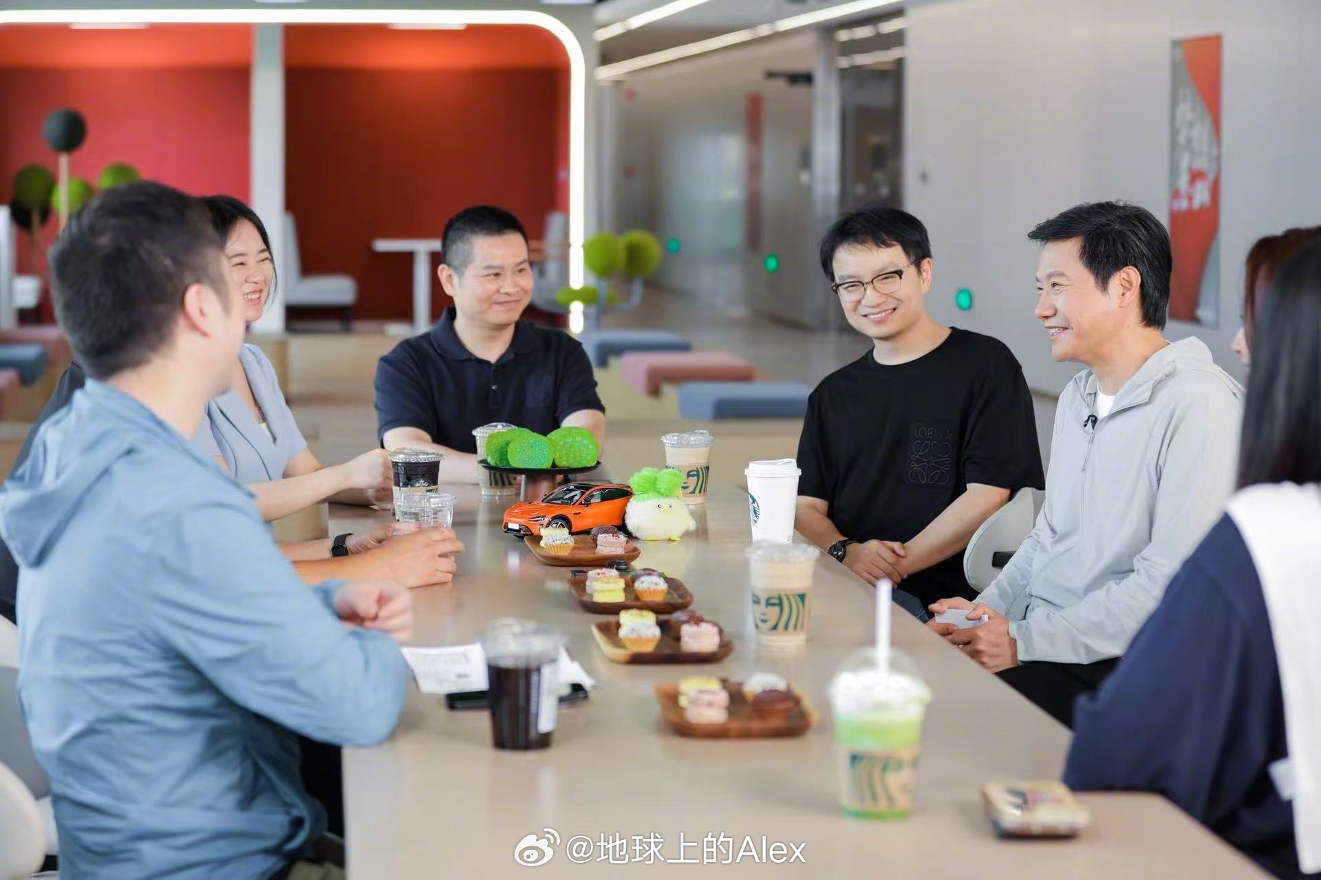 咱们小米车主朋友还是太可爱了直接送“蒜鸟”玩偶给了雷总，这应该也是湖北的一种文化