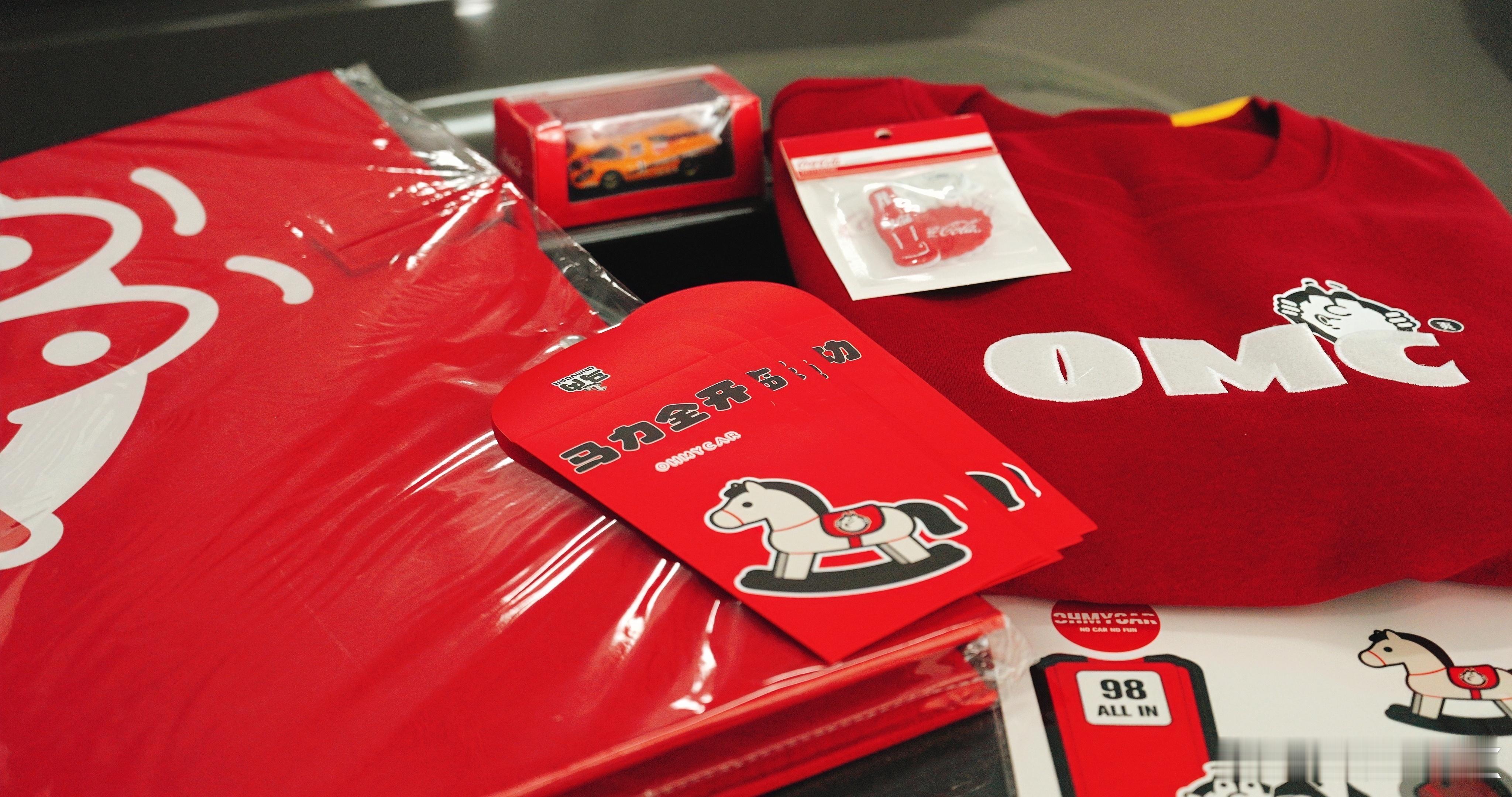 收到omc 马年大礼包了！这次有可乐钥匙扣和小车模衣服今年的够漂亮，合身什么都很