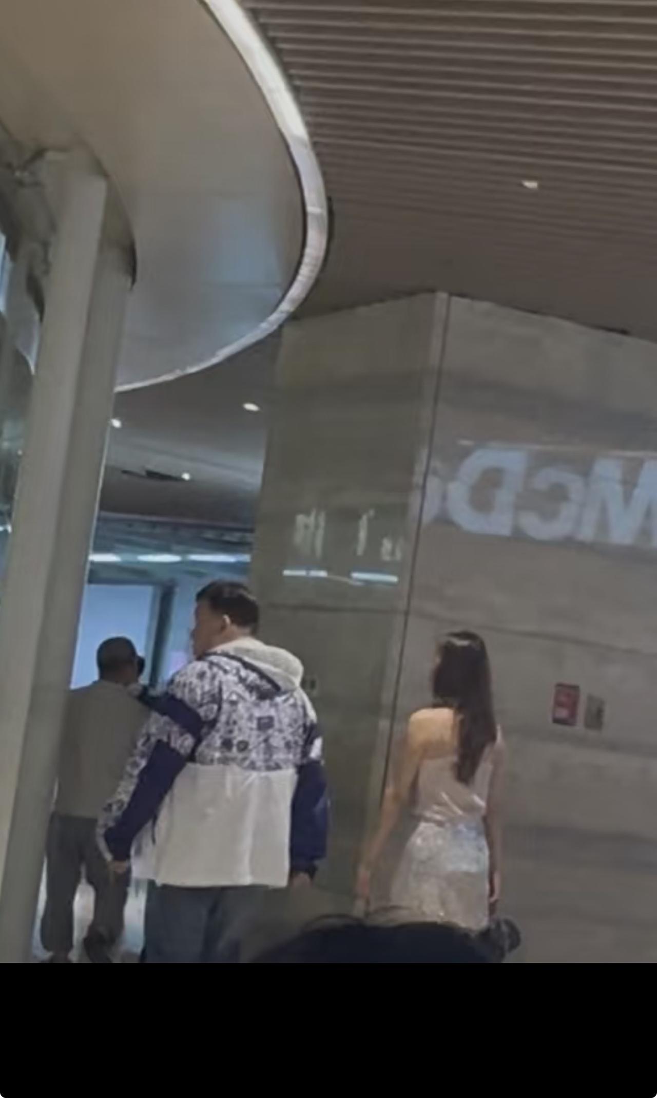 偶遇导演王晶现身深圳，身边女子引热议，穿抹胸裙身材很好。

8月7日，有网友在社