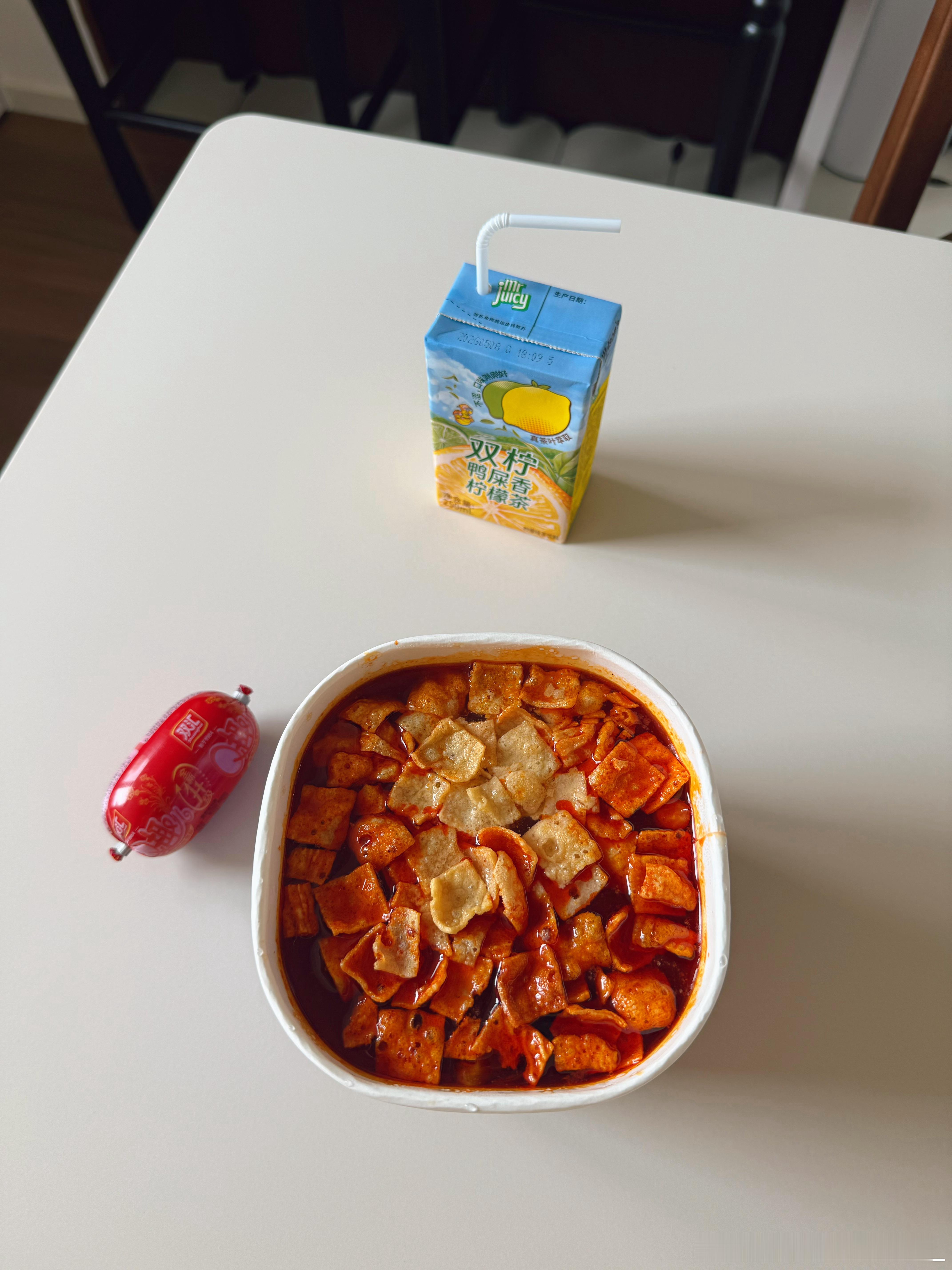 加辣的速食螺蛳粉有曹氏内味儿了，特辣一边斯哈一边喝水但还停不下来，下次辣油得少放